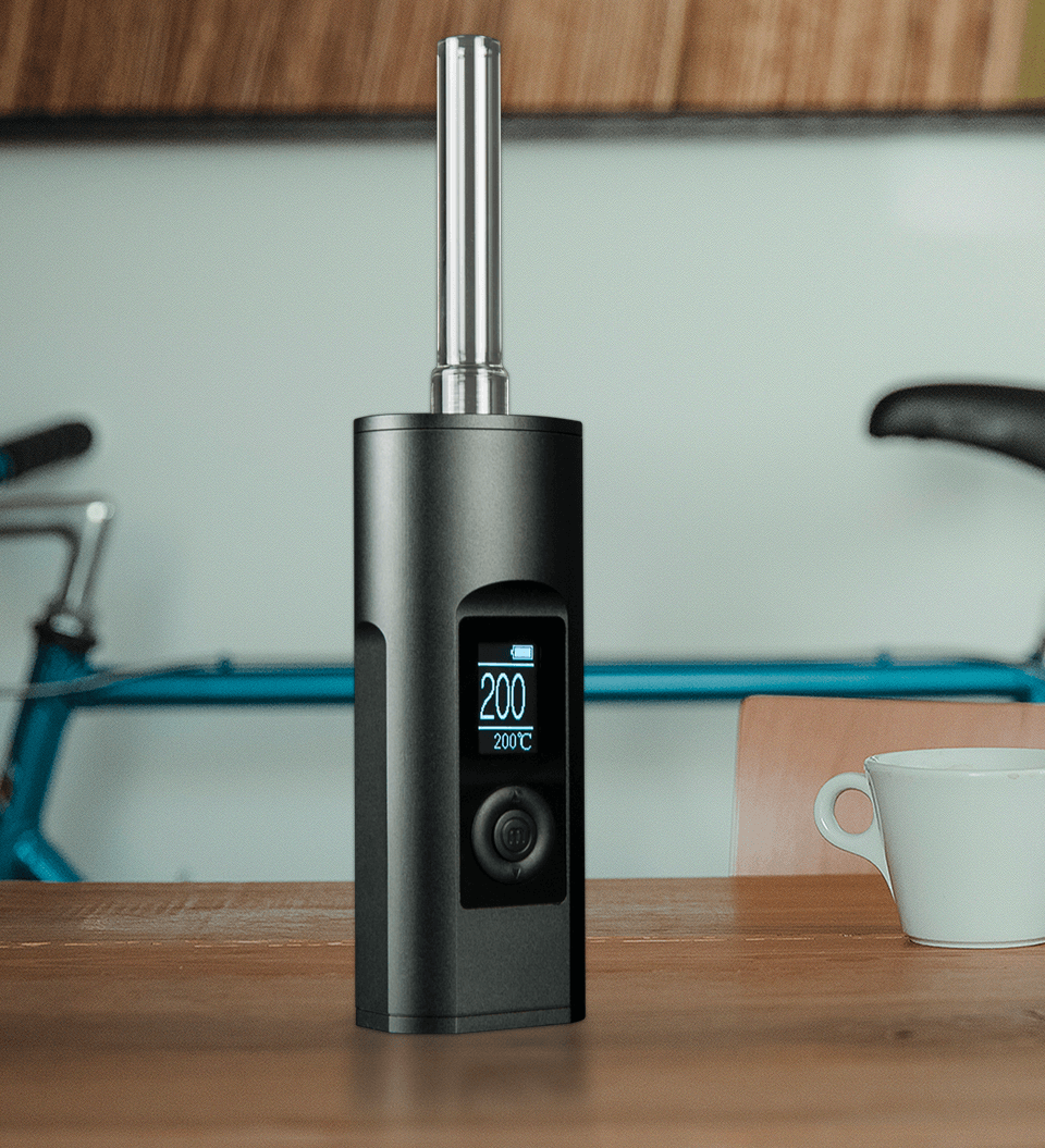 Vaporisateur portable Arizer Solo II sur la table de cuisine dans une maison canadienne